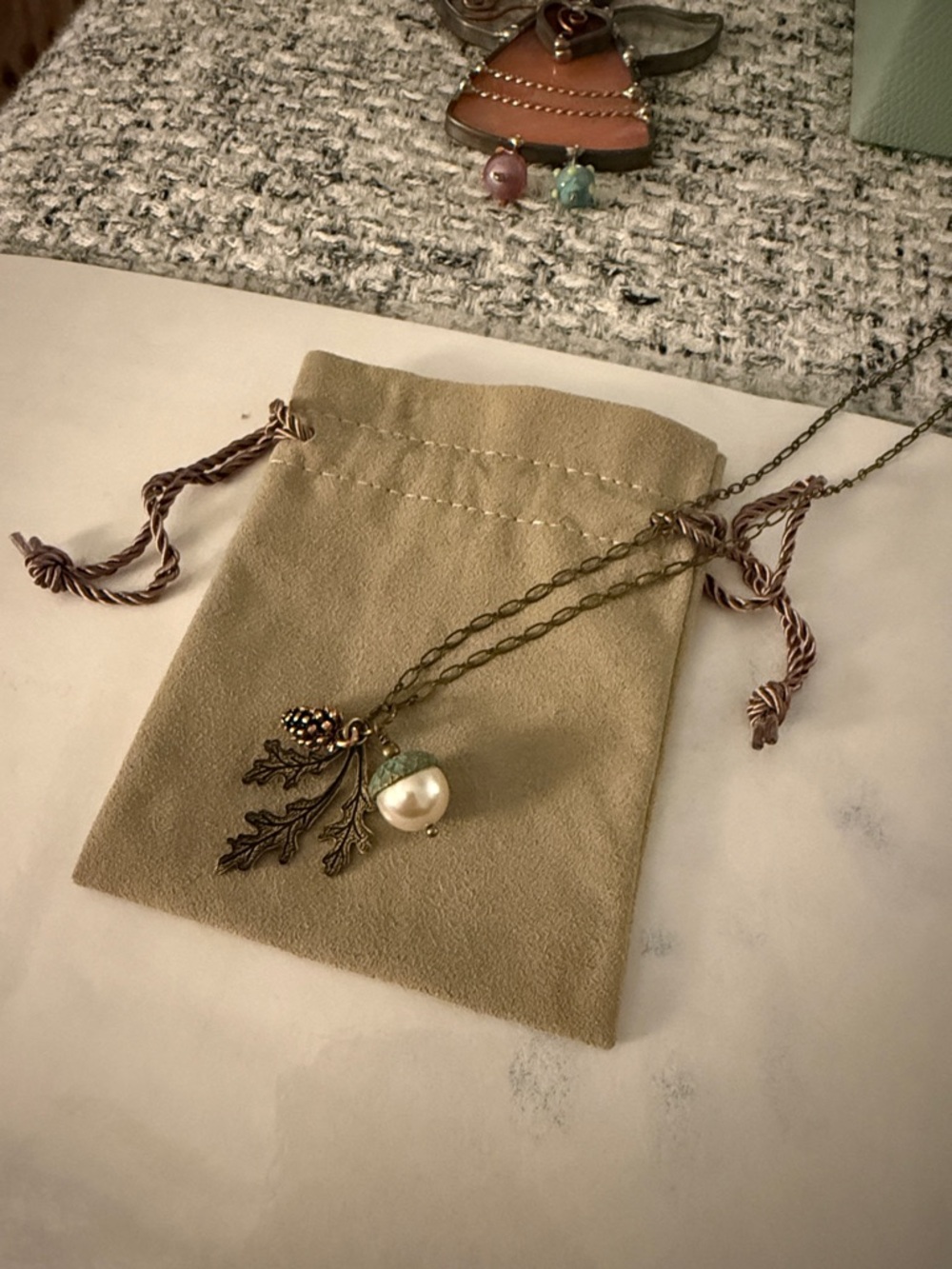 Vintage-Inspired Pearl & Leaf Pendant Necklace - Bronze 18”